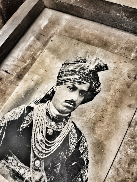 Indian dignitary frames photo - IND 66