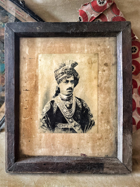 Indian dignitary frames photo - IND 66